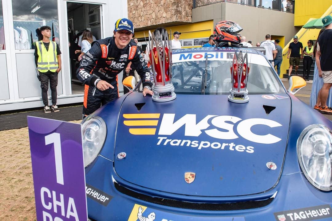 Daniel Neumann comemorando mais uma conquista na Porsche Cup Brasil