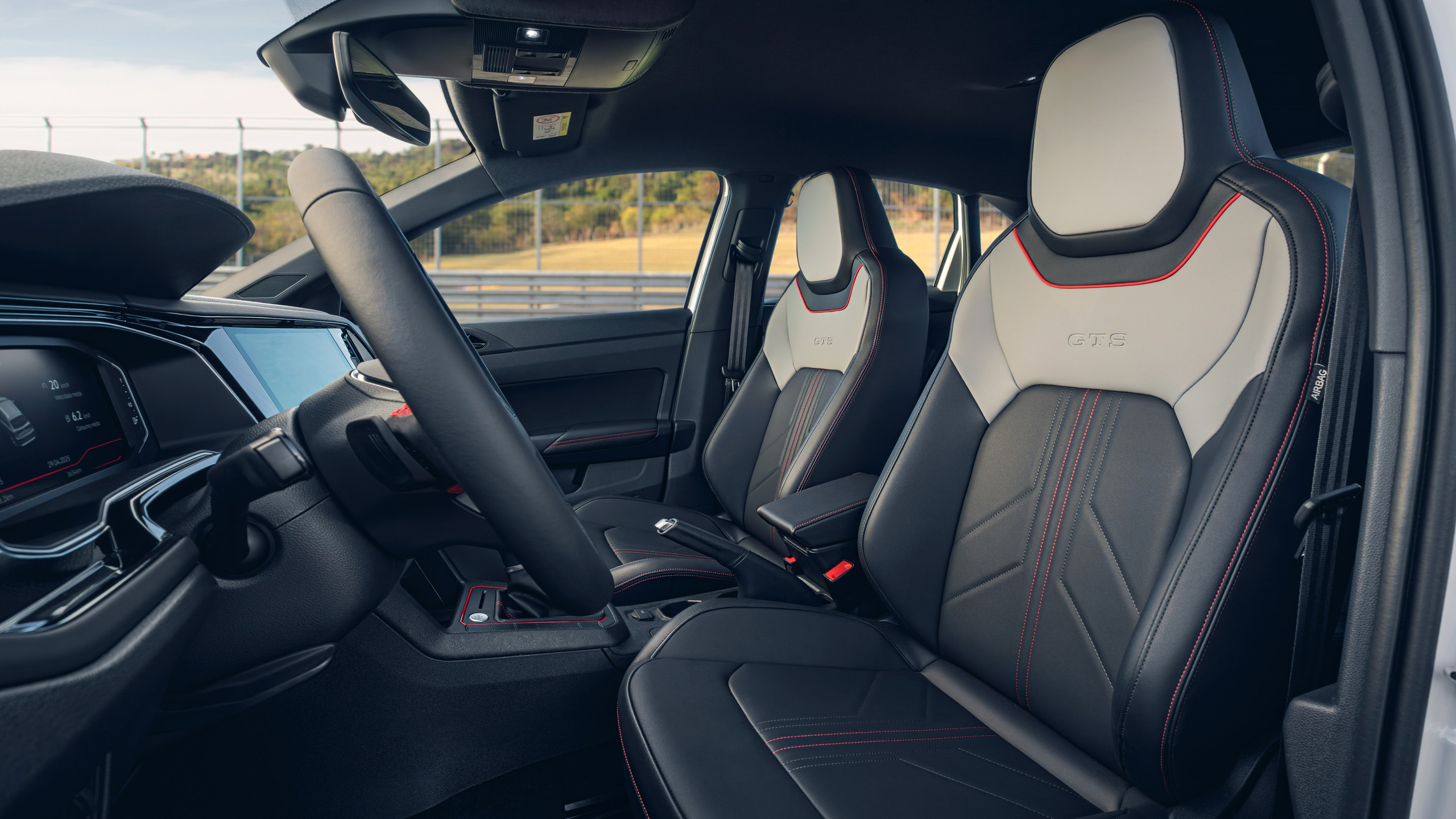 O interior do Nivus GTS mistura tecnologia e esportividade, com acabamentos premium .