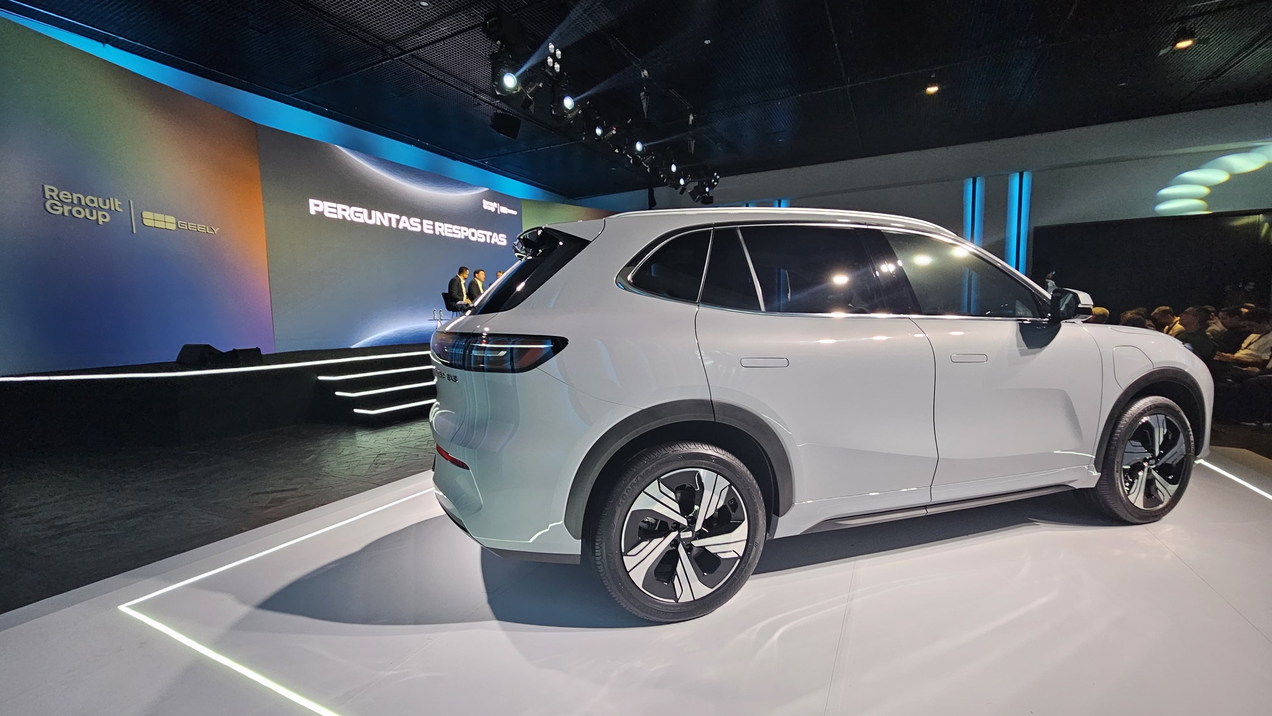 SUV elétrico EX5 da Geely vem equipado com motor elétrico de 218 cv, torque de 32,6 kgfm e uma bateria de 60,2 kWh, prometendo até 530 km de autonomia.