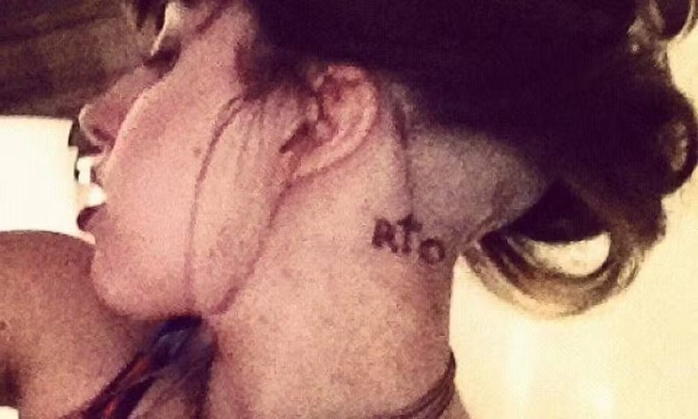 Lady Gaga e a tatuagem com a palavra 'Rio' tatuada na nuca 