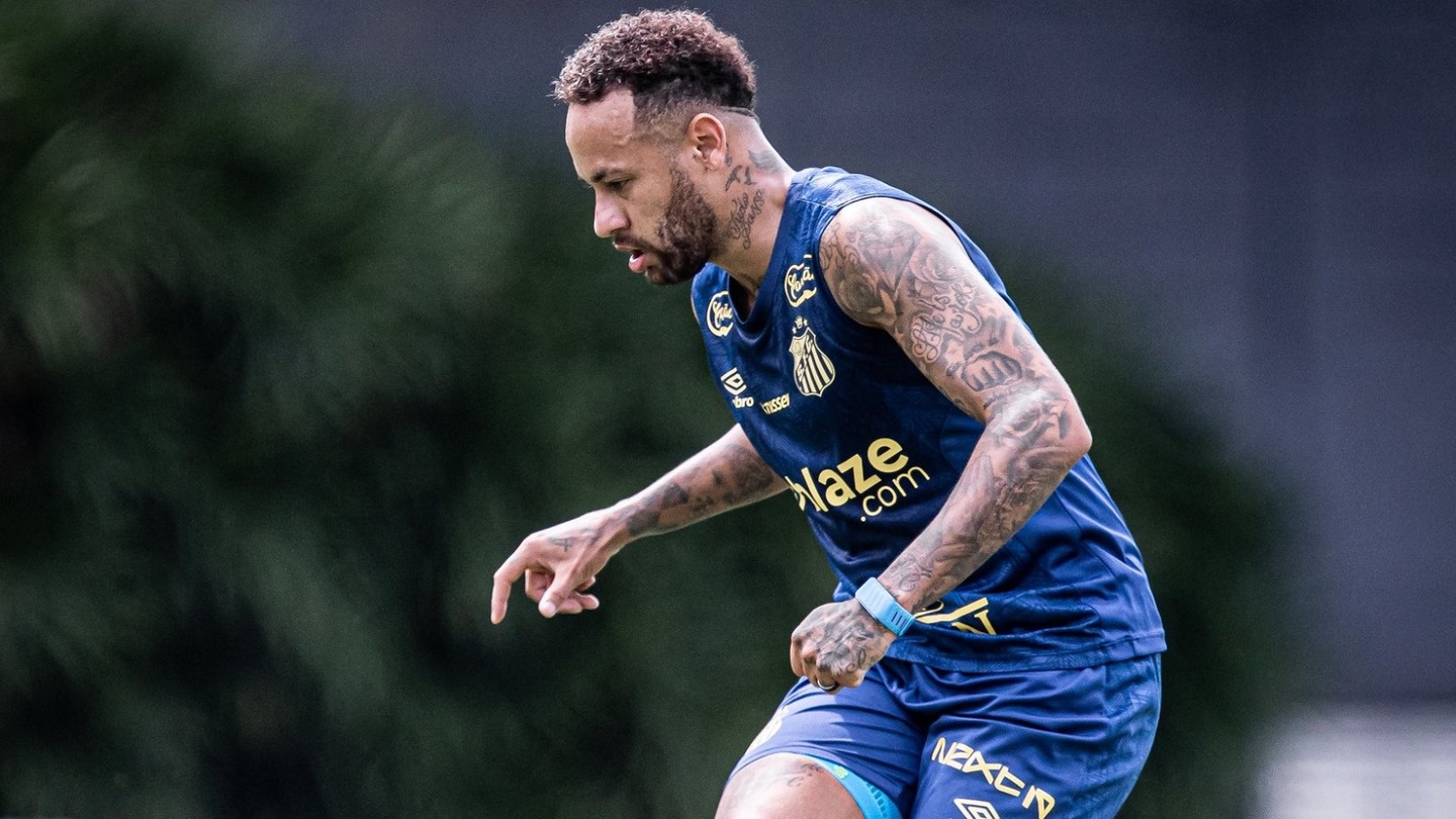 Neymar atuou por 30 minutos no jogo-treino com o Água Santa