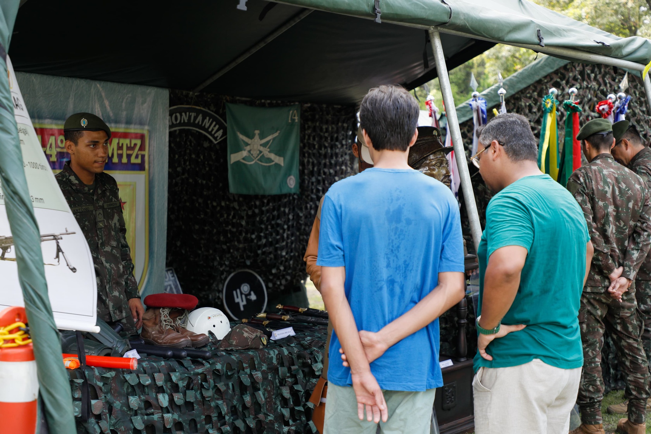 CMNE realiza exposição de material emprego militar no parque da Tamarineira.