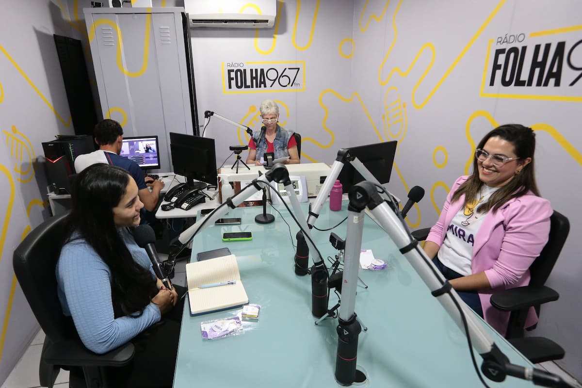 A âncora Patrícia Breda e a repórter da Folha de Pernambuco, Gabriela Castello Buarque, recebem, Samia Lacerda, fundadora da Rede Mira Mulheres e Identidades Restauradas por Apoio