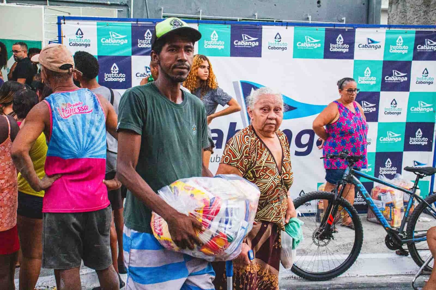 Cestas básicas são distribuídas para os moradores de Brasília Teimosa