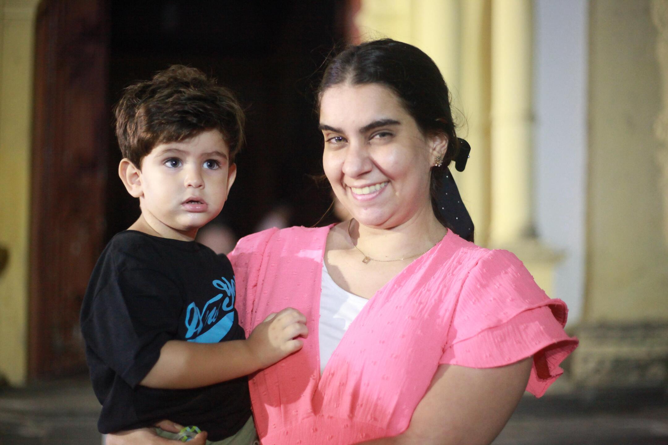 Louise Lélis e seu filho Augusto