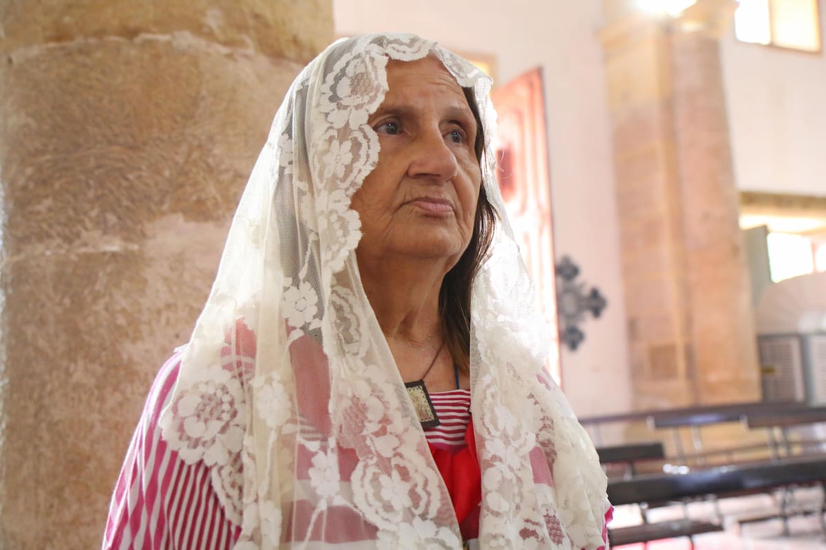  Zara Pereira, de 72 anos, mantém a tradição que aprendeu com a mãe, quando ainda era criança, e todos os anos visita a catedral no Domingo de Páscoa.