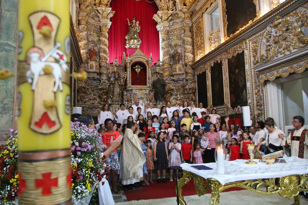 No Recife, fiéis lotaram a Igreja Madre de Deus para uma celebração especial da Santa Missa do Domingo de Páscoa. 
