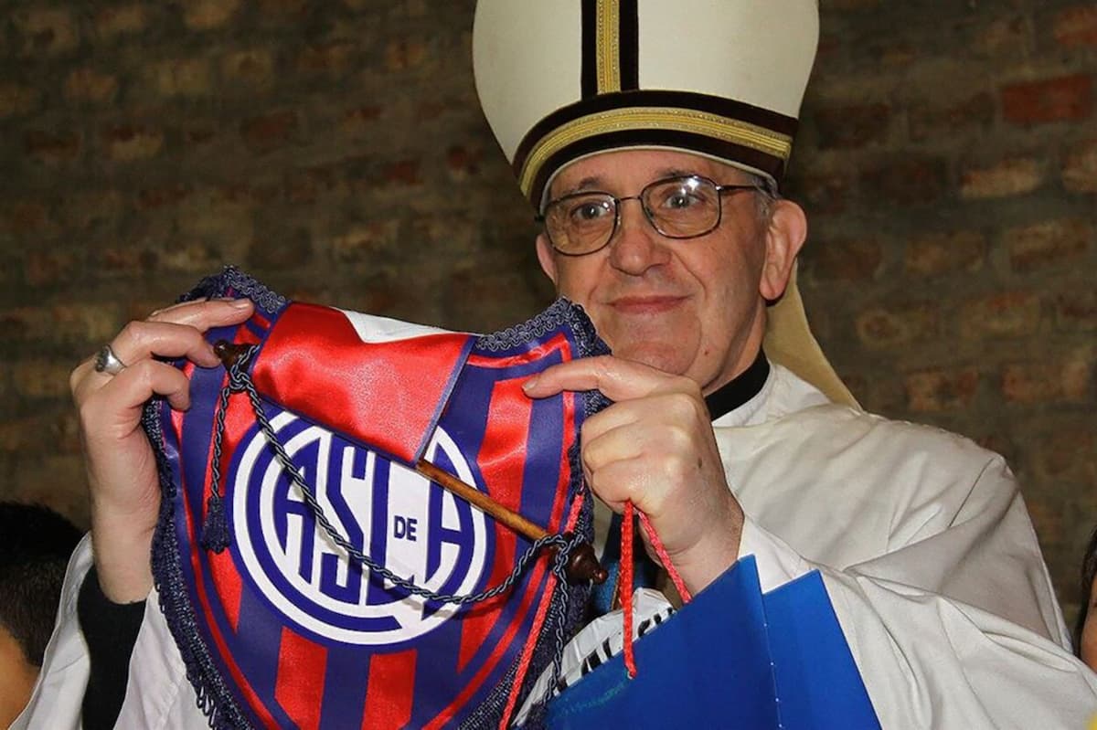 Papa Francisco com o escudo do San Lorenzo 