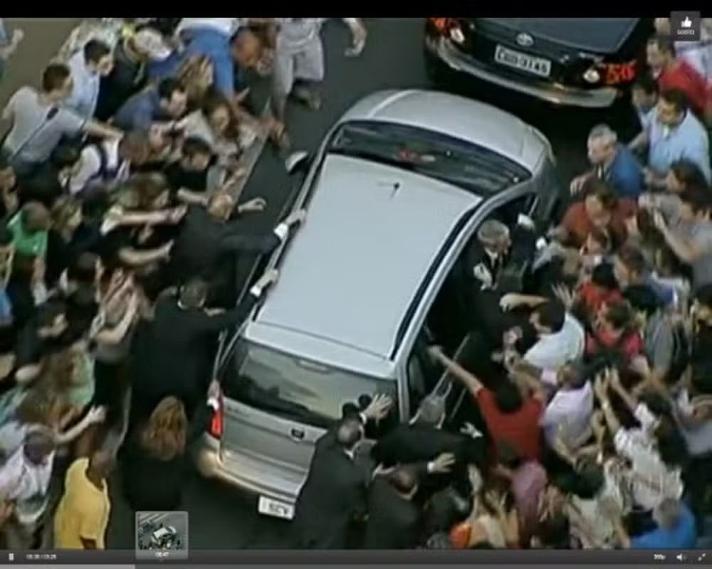 Fiat Idea com o Papa Francisco fica preso no trânsito no Centro do Rio e é cercado por fiéis 