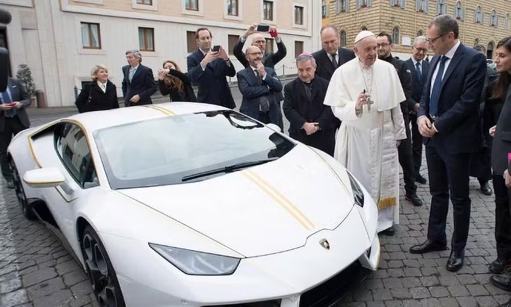 Papa Francisco ganha uma Lamborghini, mas vai por em um leilão beneficente 