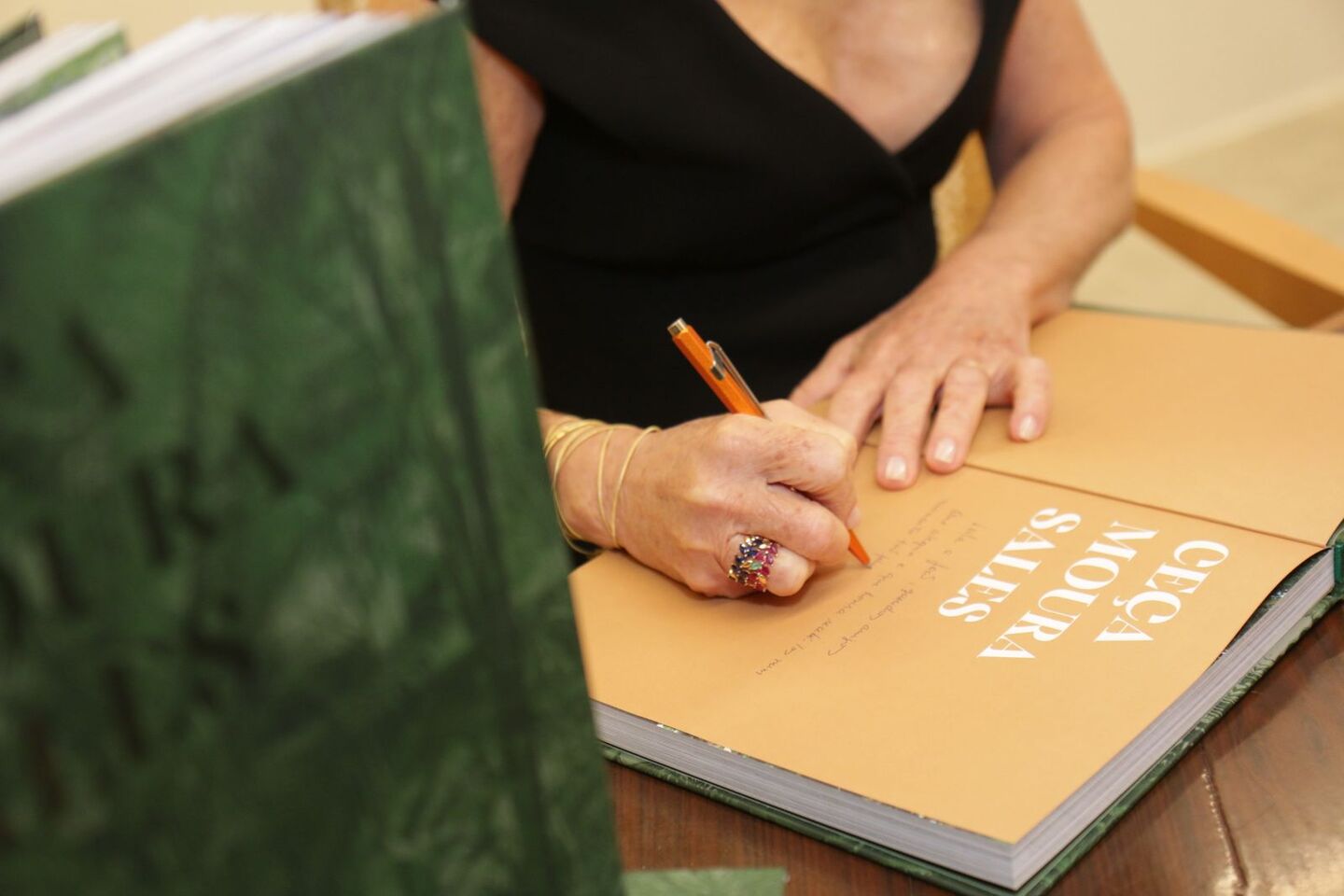 Ceça Moura Sales lançou o livro em noite de autógrafos nesta quarta (23), na Galeria Marco Zero, em Boa Viagem