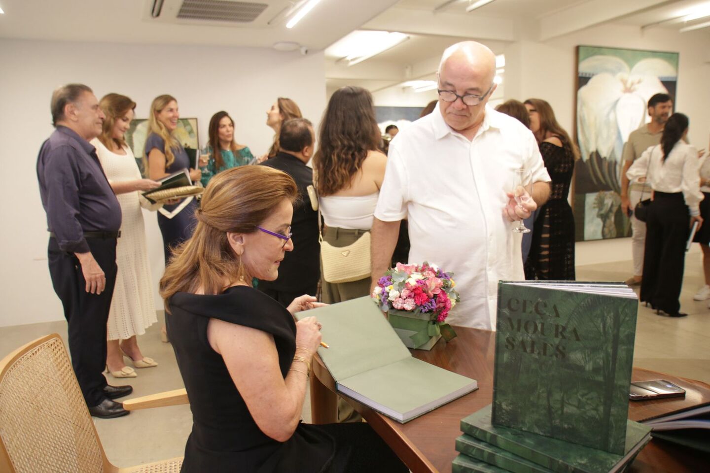 Ceça Moura Sales lançou o livro em noite de autógrafos nesta quarta (23), na Galeria Marco Zero, em Boa Viagem