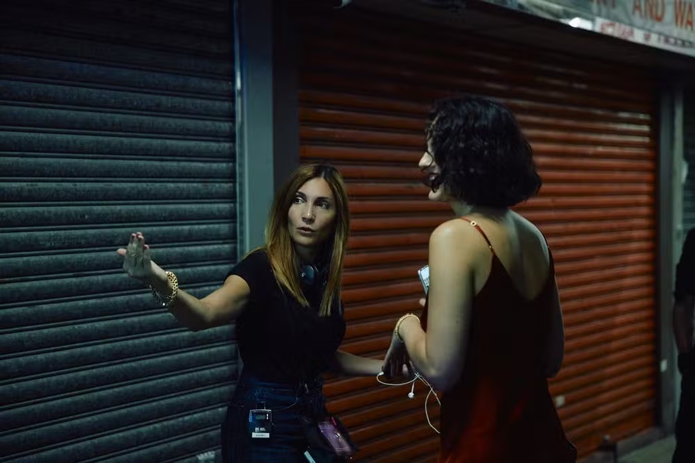 Audrey Diwan dirige Noémie Merlant durante as filmagens de 