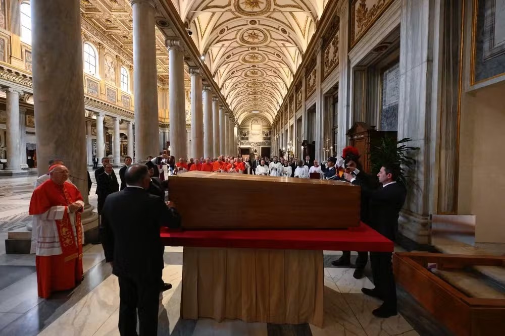Vaticano divulga foto de cerimônia restrita de sepultamento do Papa Francisco 