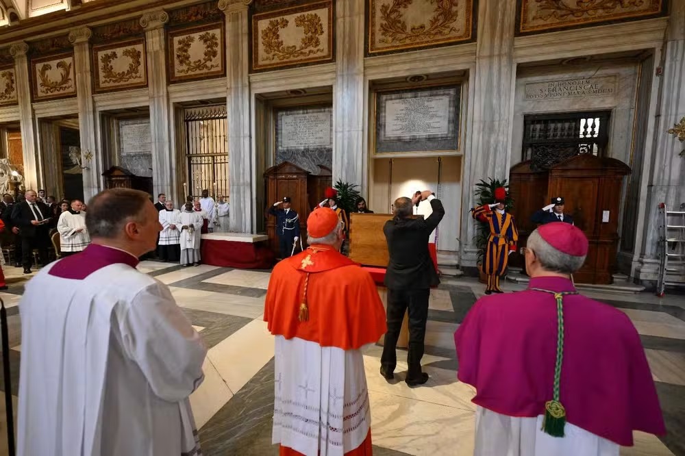 Vaticano divulga foto de cerimônia restrita de sepultamento do Papa Francisco 