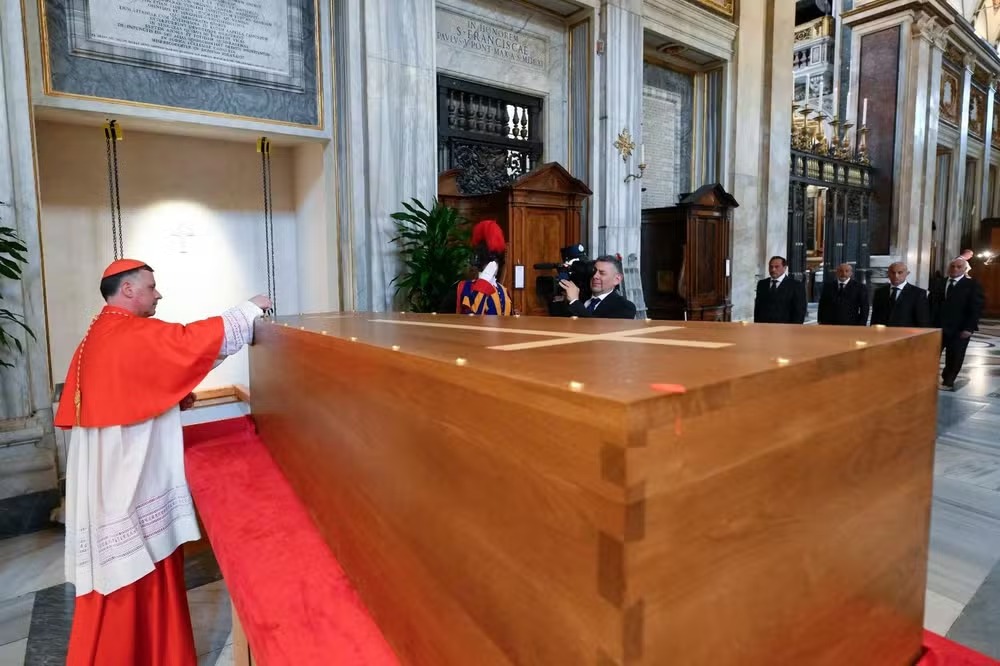 Vaticano divulga foto de cerimônia restrita de sepultamento do Papa Francisco 