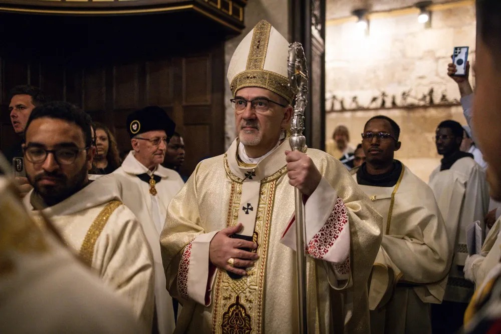 O cardeal Pierbattista Pizzaballa (ao centro), patriarca latino de Jerusalém, participa de uma missa em memória do Papa Francisco na Igreja do Santo Sepulcro, em Jerusalém 