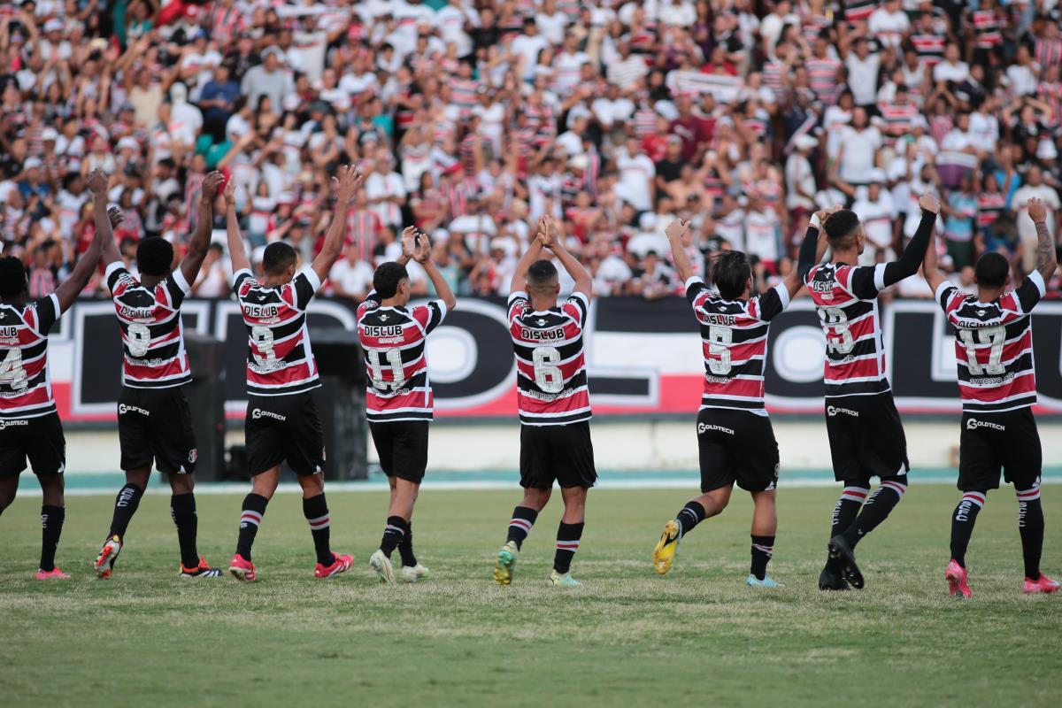 Santa Cruz celebra vitória no Arruda