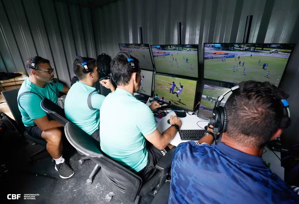Uma cabine de VAR foi simulada no treinamento dos árbitros da Série A, no Rio 