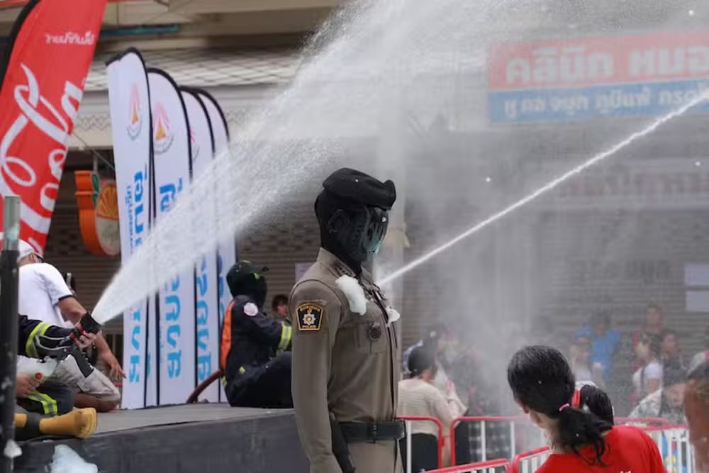 A polícia tailandesa revelou o AI Police Cyborg 1.0 