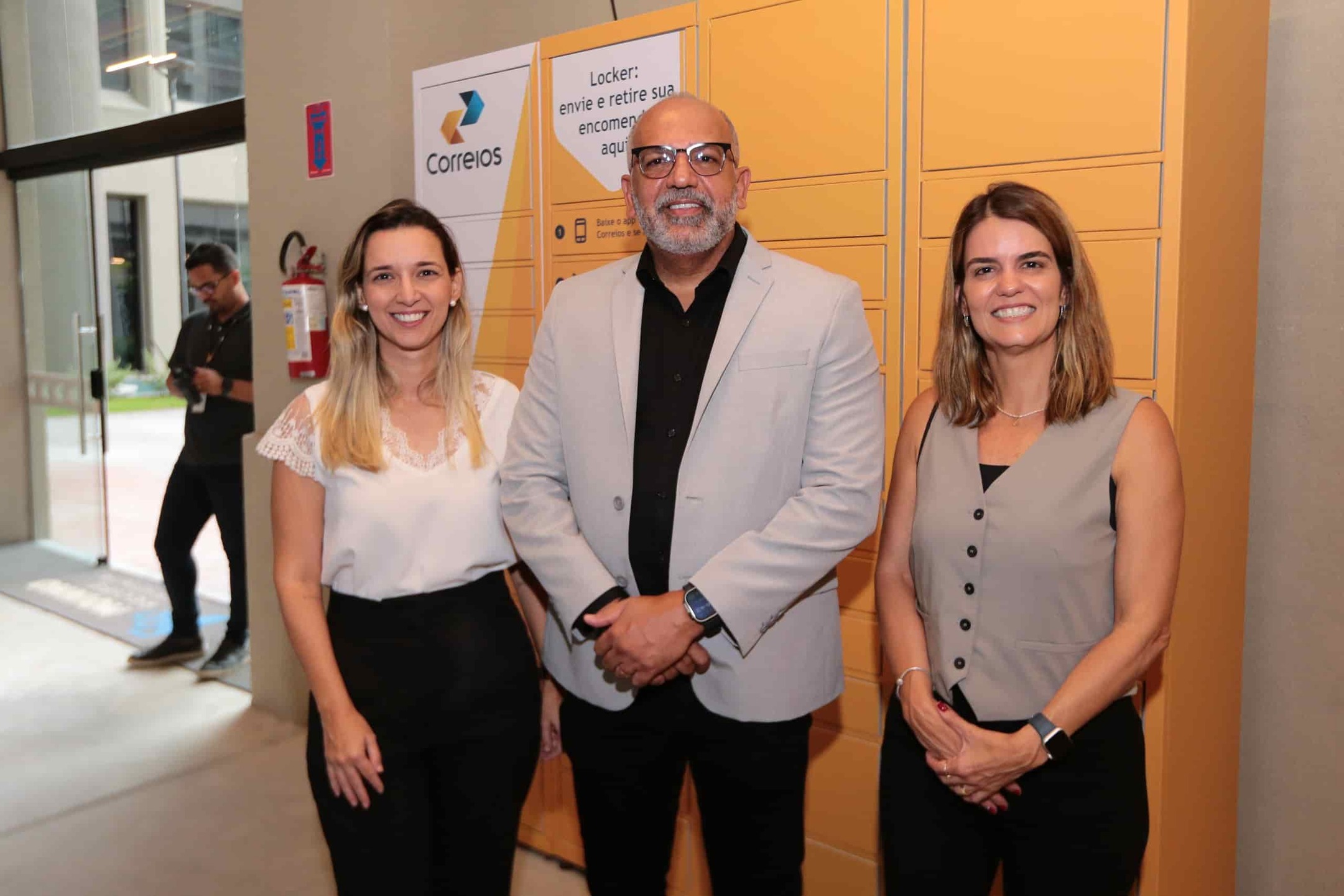 Jéssica Balbino, Ricardo Santos e Ana Paula Vilaça em frente ao locker