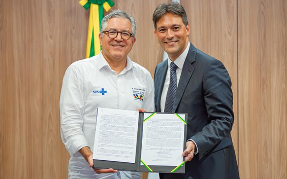 Ministro da Saúde e representante da Novartis quando o acordo foi firmado 