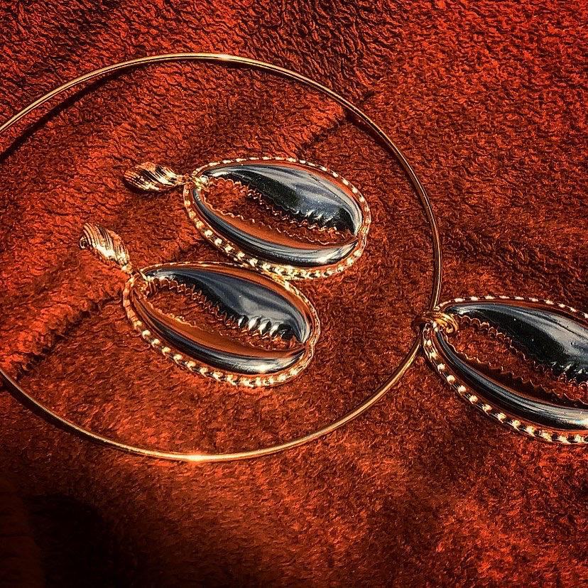 Acessórios produzidos por Altaysa Nishaellem, do ateliê cristivo Aniggastyle.