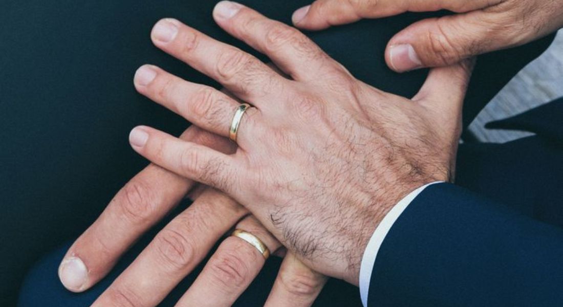 País registrou 4.175 casamentos entre homens em 2023, 4,9% a menos que em 2022 - Foto: Nick Karvounis/Unsplash