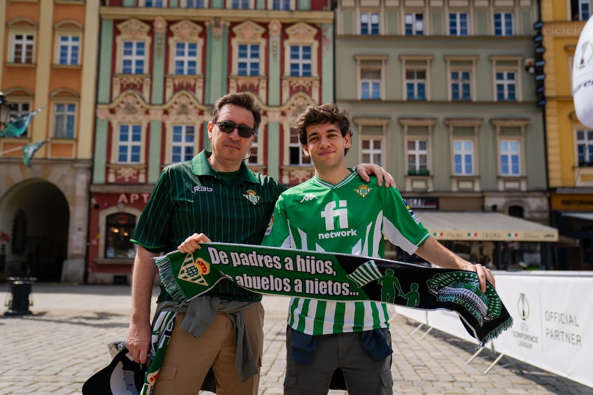 Torcida do Real Betis presente na Polônia para a final da Conference League 