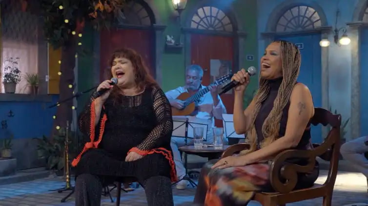 Simone Mazzer e Teresa Cristina também cantam juntas na entrevista.