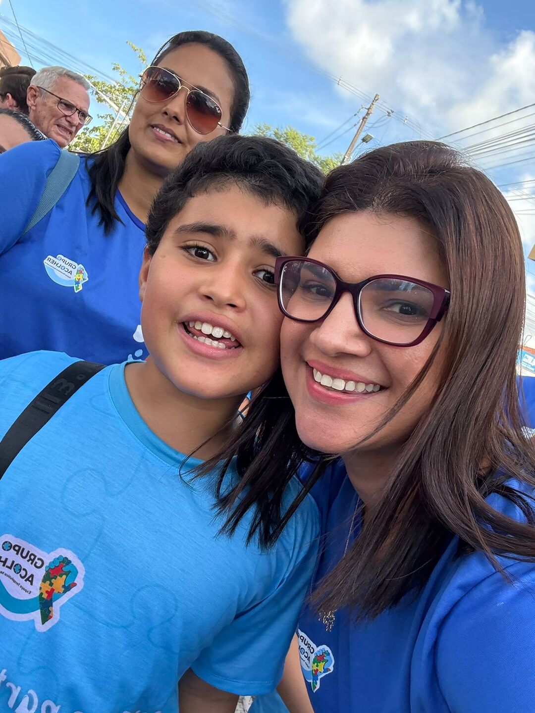 Juliana Gondim ao lado do filho, Lucas, de nove anos