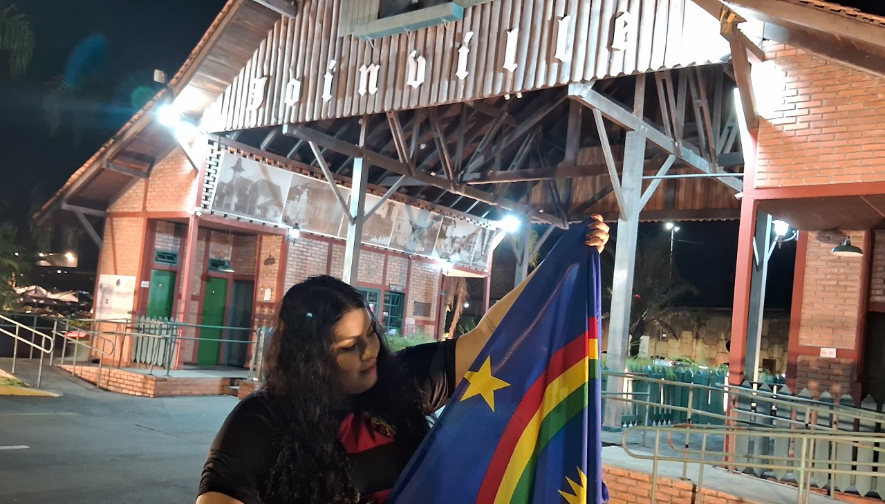 Thalita Costa com a bandeira de Pernambuco