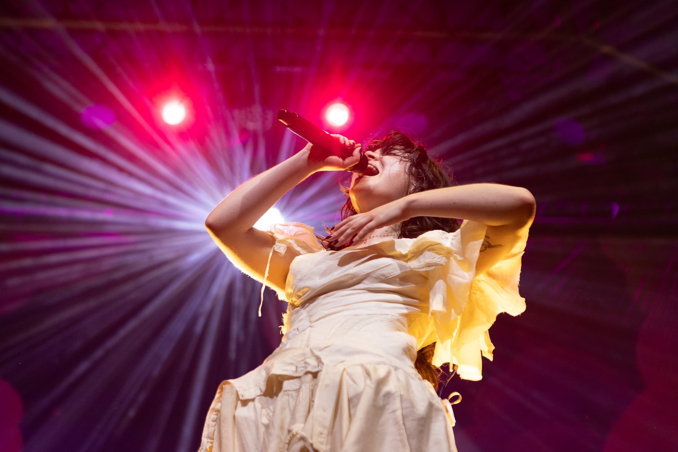 Apesar de pouco tempo de estrada, The Last Dinner Party fez um show seguro e potente para uma numerosa plateia