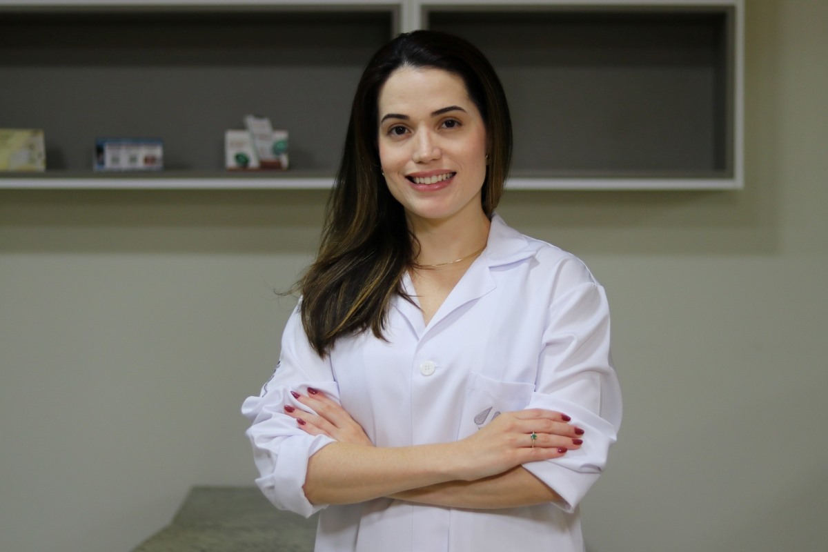 Antes de iniciar suplementação, Emanuelle orienta público a checar se há doenças digestivas prévias