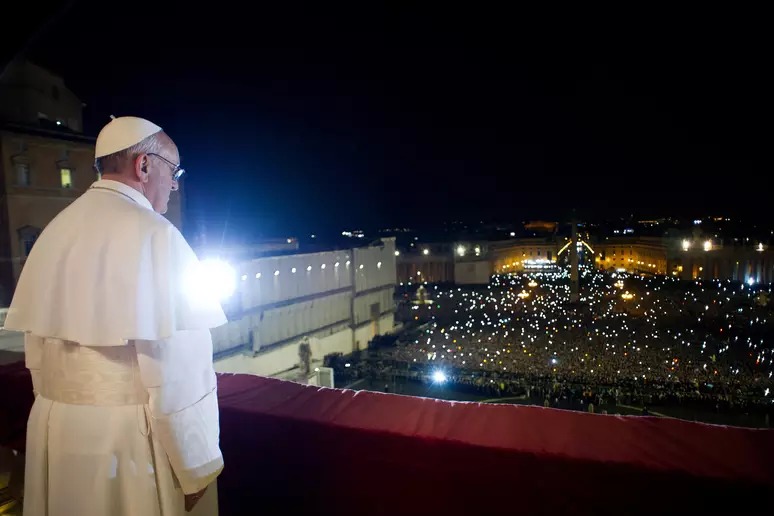 O novo papa Francisco aparece no balcão central da Basílica de São Pedro após o Conclave Foto: Osservatoe Romano / AFP  https://www.terra.com.br/noticias/mundo/europa/renuncia-do-papa/argentino-jorge-mario-bergoglio-e-anunciado-novo-papa-francisco,20fd78a