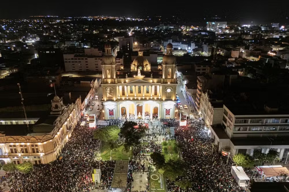 Milhares de fiéis se reúnem na Catedral de Santa Maria em Chiclayo, Peru, para homenagear o Papa Leão XIV