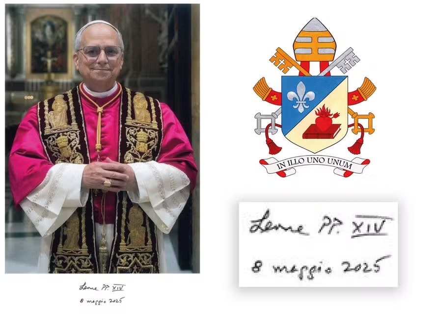 Papa Leão XIV e brasão - Foto: Vatican Media/Handout/AFP