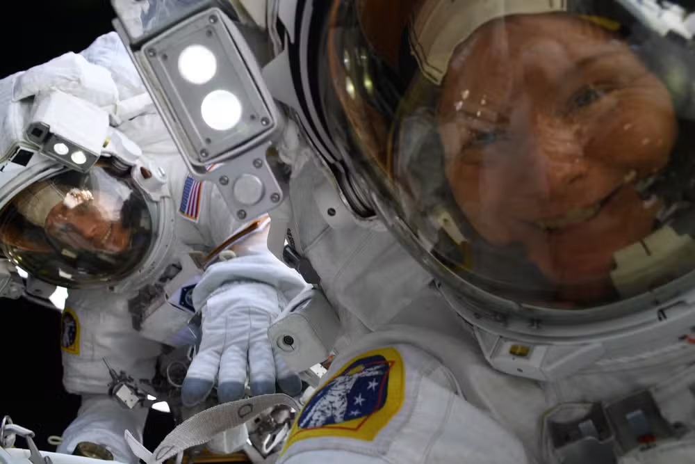 Selfie dupla no espaço