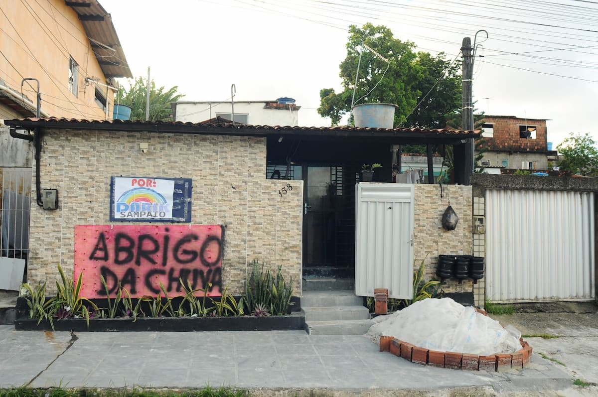 Abrigo de chuva Darick Sampaio, no Jardim Jordão
