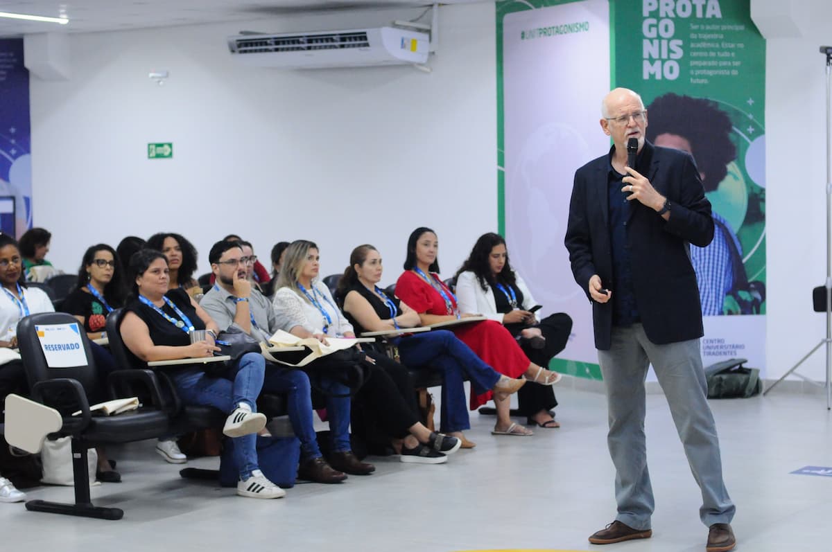 Dr. Daniel Becker palestrou sobre o uso excessivo do celular por crianças e adolescentes 