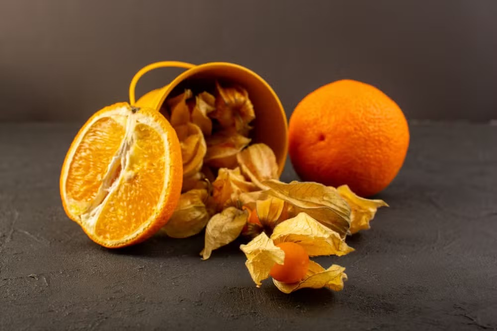 Geralmente jogada no lixo, a casca de laranja é importante para saúde 