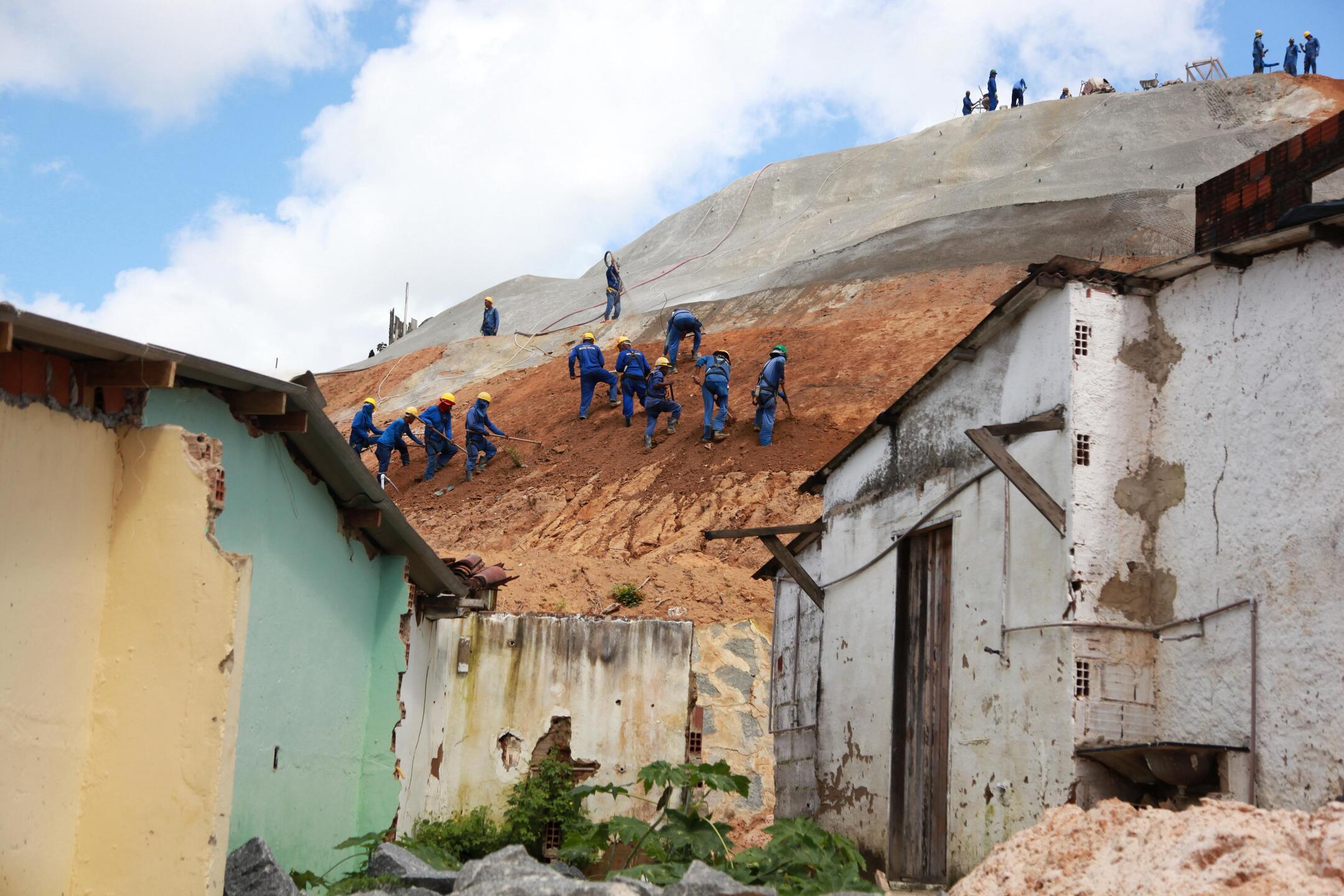 Obra de contenção de encosta de Jardim Monte Verde