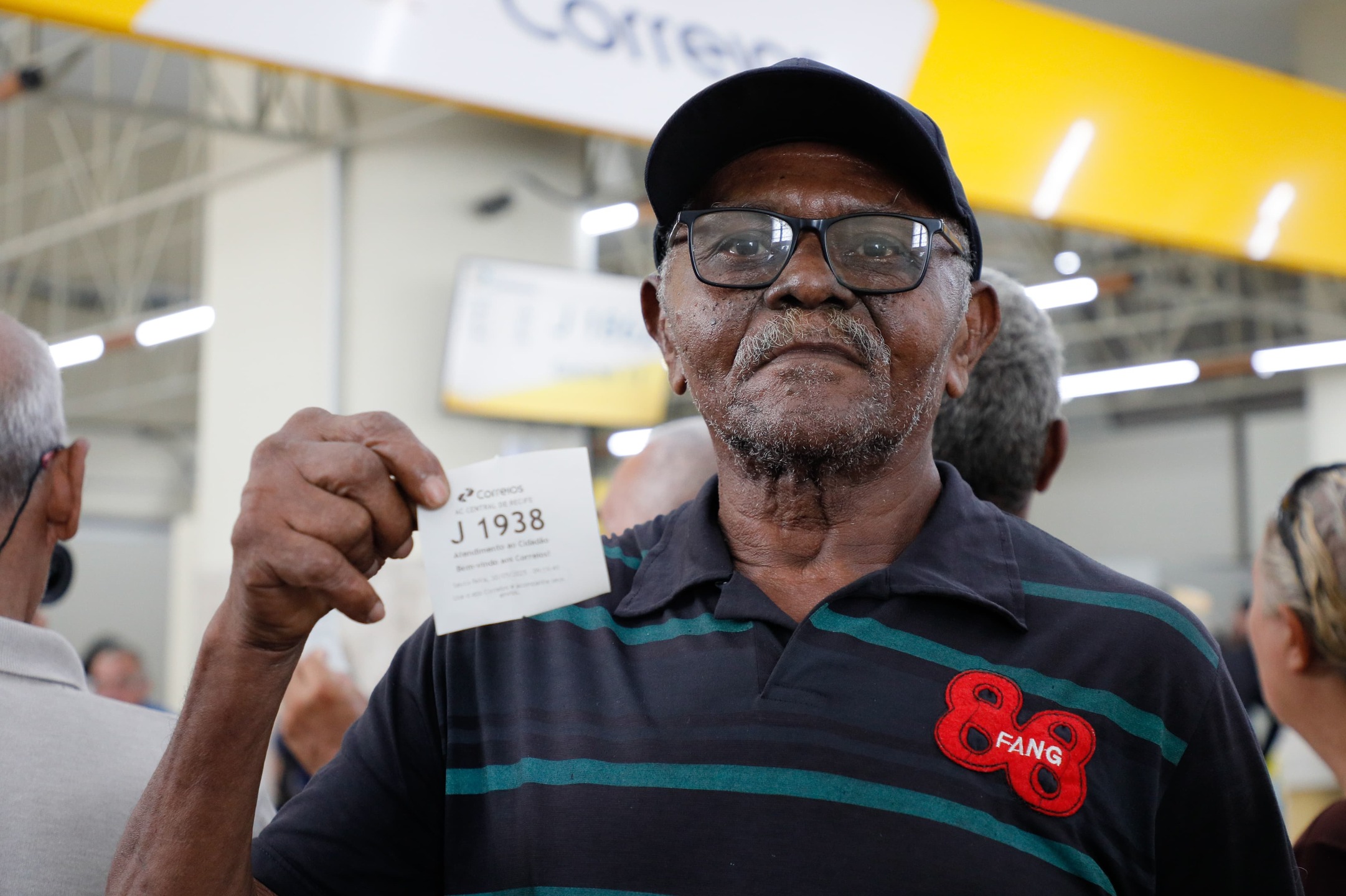 O aposentado Antônio Alcino, de 74 anos e morador do bairro de Dois Unidos