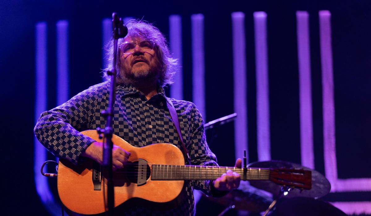 Em um show repleto de emoção, a banda Wilco levou uma legião de fãs ao C6 Fest