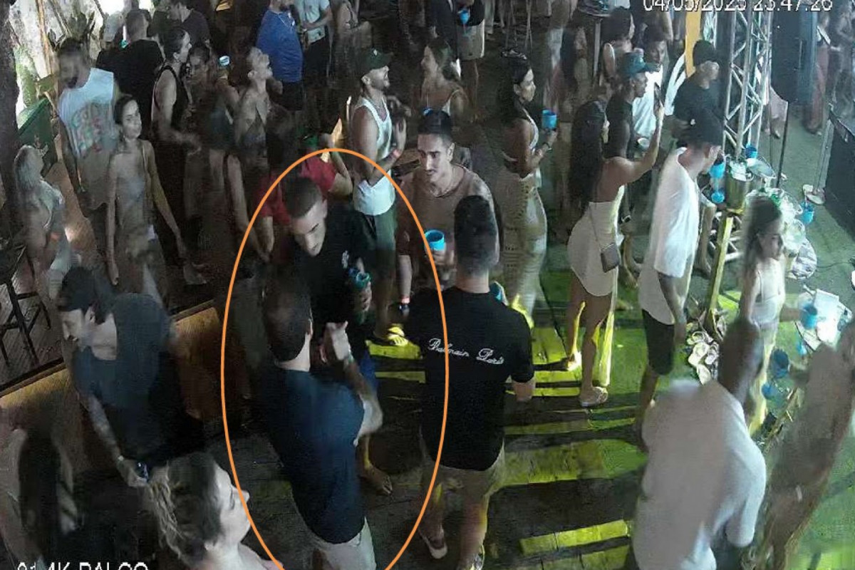 O delegado Luiz Alberto cumprimentou o jogador Thiago Galhardo