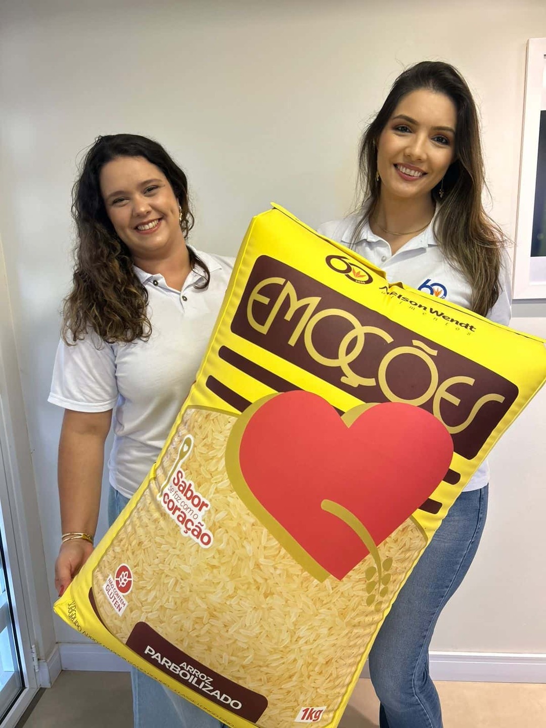 As gerentes Gabrielle Pontes (esq.) e Aleccia Macedo agradecem aos clientes pela confiança no produto | Foto: Arroz Emoções/Divulgação