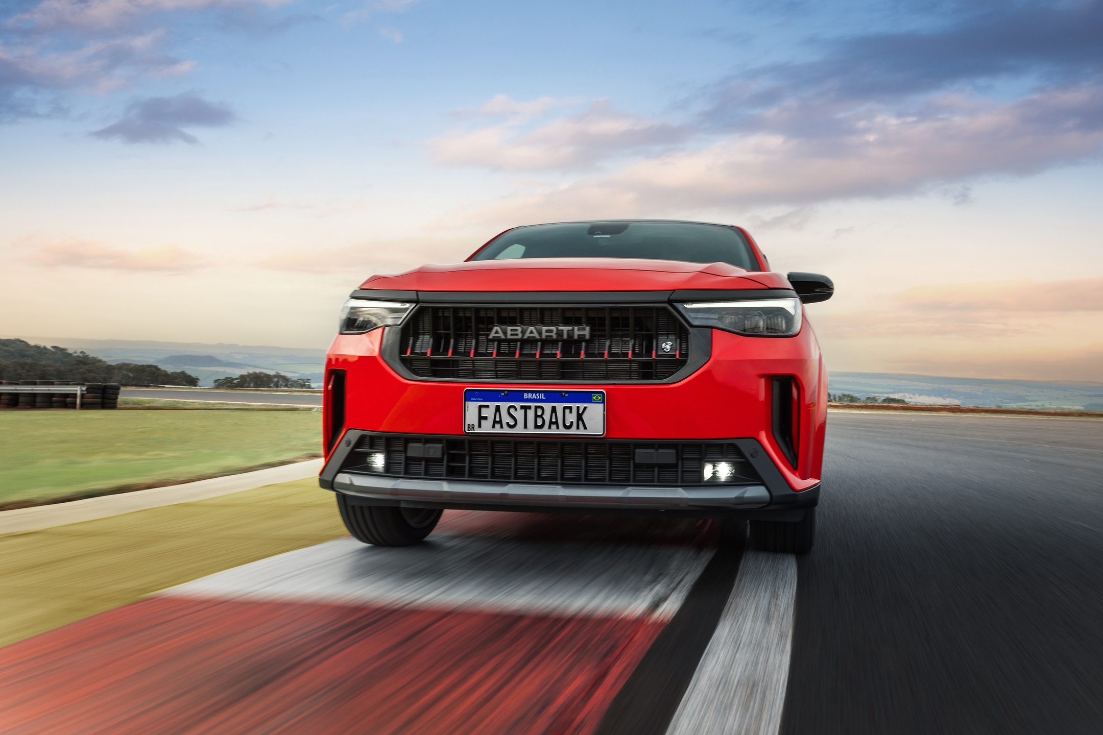 Versão Abarth do Fiat Fastback ganha detalhes em vermelho na grade frontal.