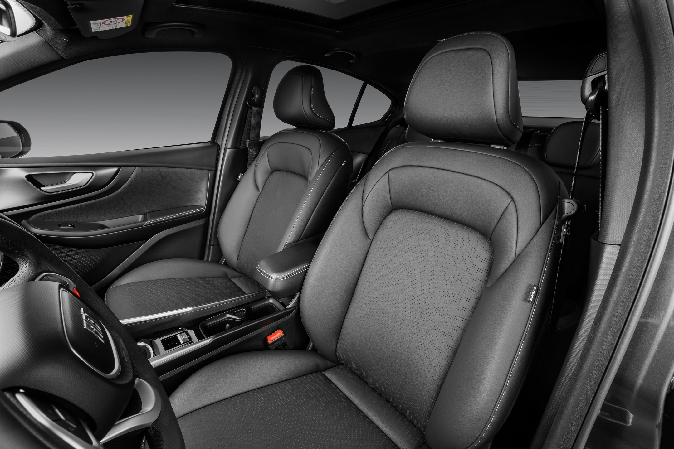 Novo Fastback conta com revestimento em Black Vinyl nas portas e bancos. | Foto: Stellantis/Divulgação