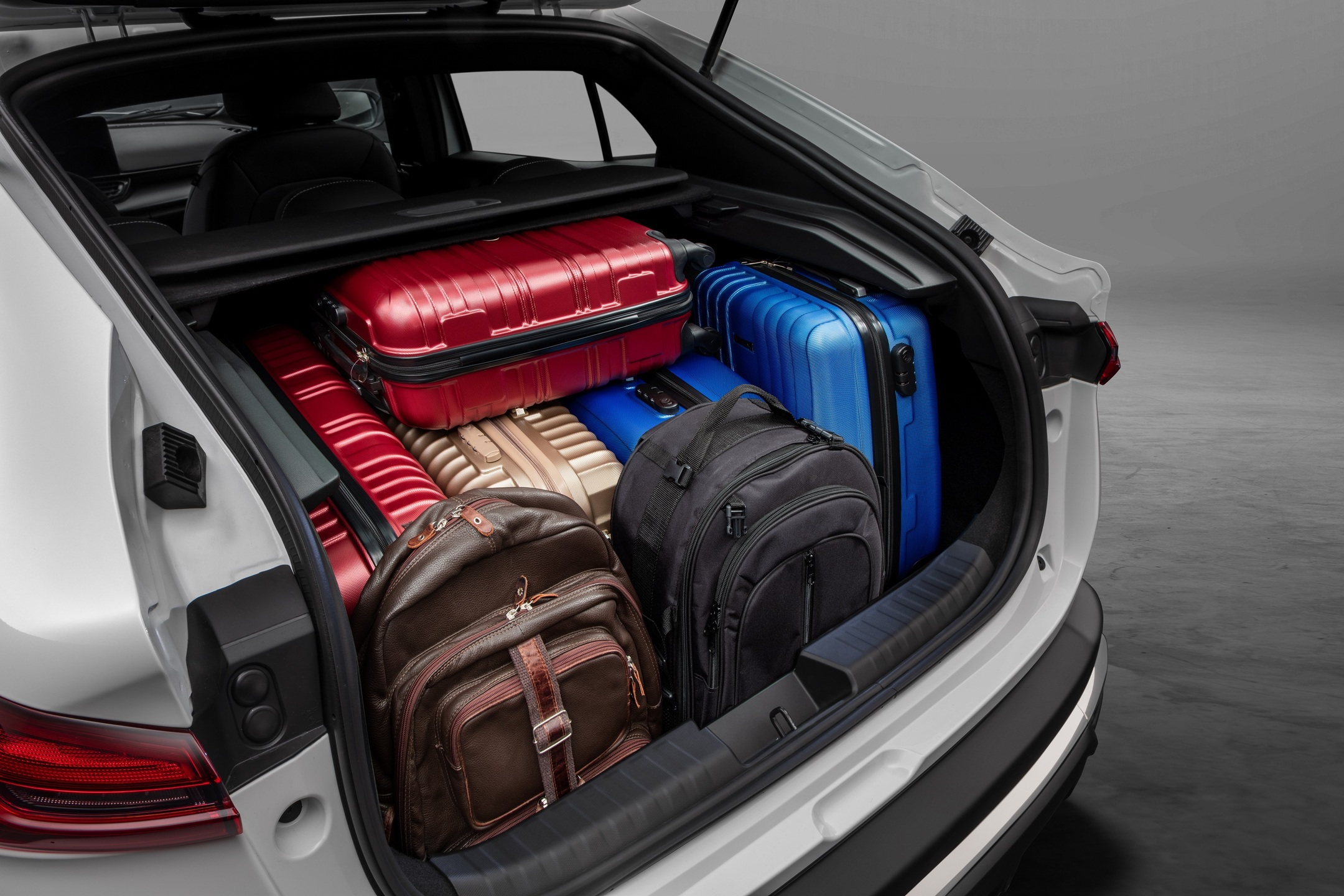 Com porta-malas de 600 litros, a capacidade do Fiat Fastback 2026 chega a mais de mil litros com os bancos rebatidos.