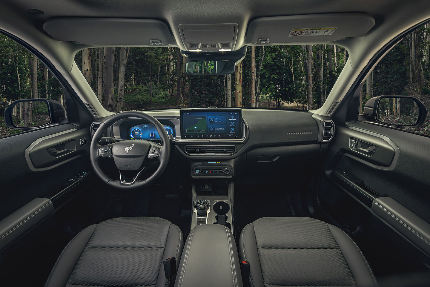 Com interior funcional e tecnológico, o Ford Bronco 2025 teve cabine projetada para oferecer ergonomia e acabamento premium. 